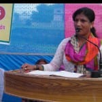 जगदीशपुर गांव में हौसला पोषण कार्यक्रम को संबोधित करती महिला।