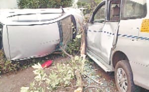 khadi car mein takkar