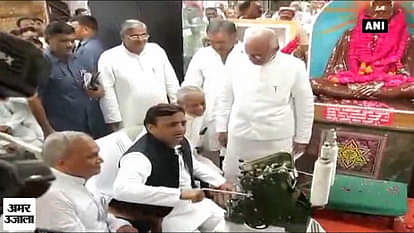 U.P. CM Akhilesh Yadav pays tribute to Mahatma Gandhi