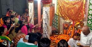 The entrance to the huge crowd of devotees Goddess