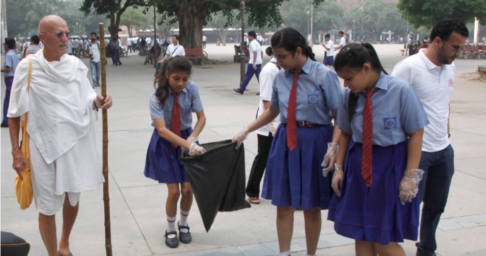 gandhi jayanti, american gandhi bernie mayor in between students in chandigarh