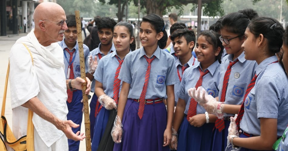 gandhi jayanti, american gandhi bernie mayor in between students in chandigarh