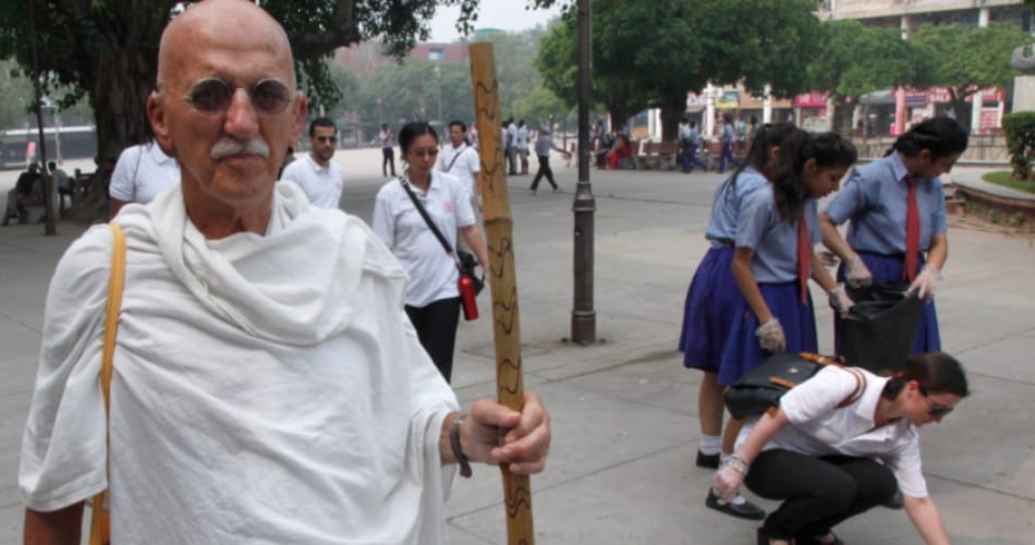 gandhi jayanti, american gandhi bernie mayor in between students in chandigarh