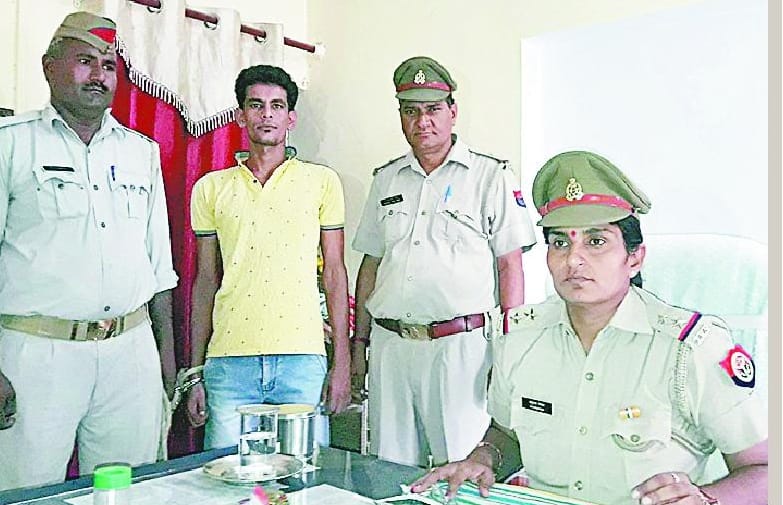 The arrested accused of robbing, pistol recovered