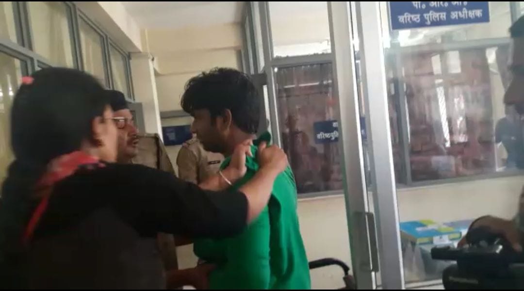 मेडिकल न बनने से नाराज लोगों ने सीएचसी में किया हंगामा