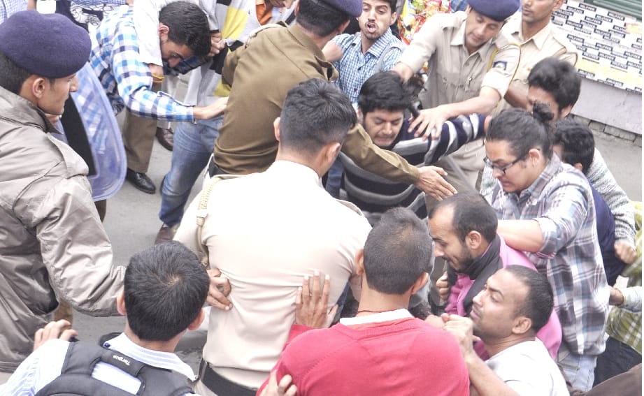 Riot at HP University, 18 Students Injured in Clash Between ABVP and SFI.