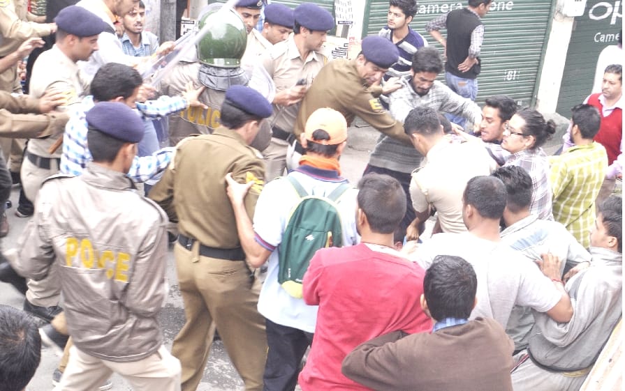 Riot at HP University, 18 Students Injured in Clash Between ABVP and SFI.