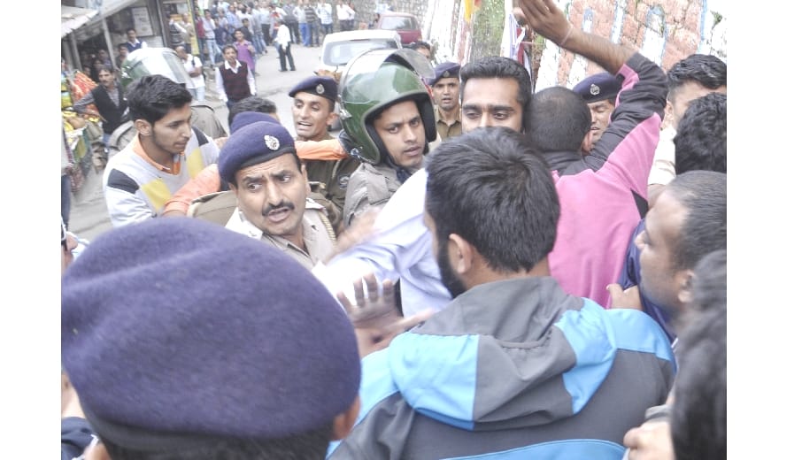 Riot at HP University, 18 Students Injured in Clash Between ABVP and SFI.