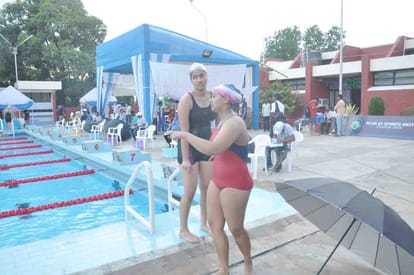 iitians showed his swimming power in pool