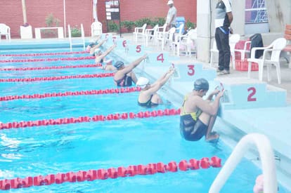iitians showed his swimming power in pool