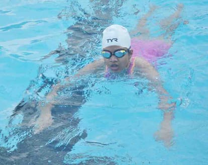 iitians showed his swimming power in pool