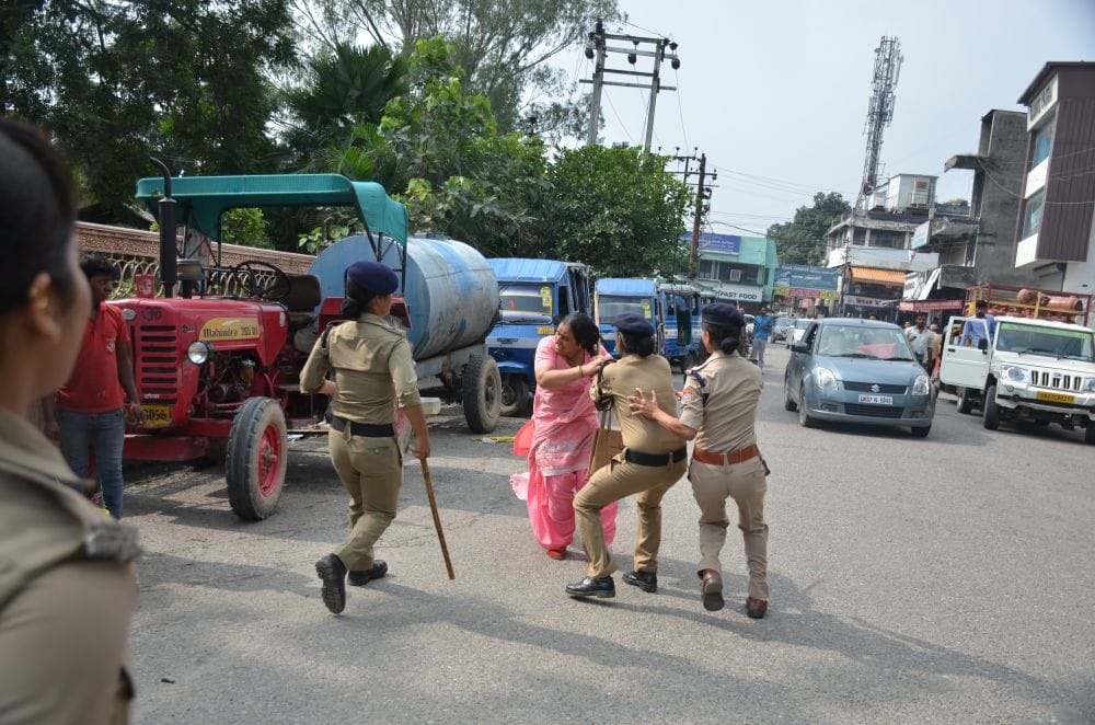 lathicharge on shiksha acharya