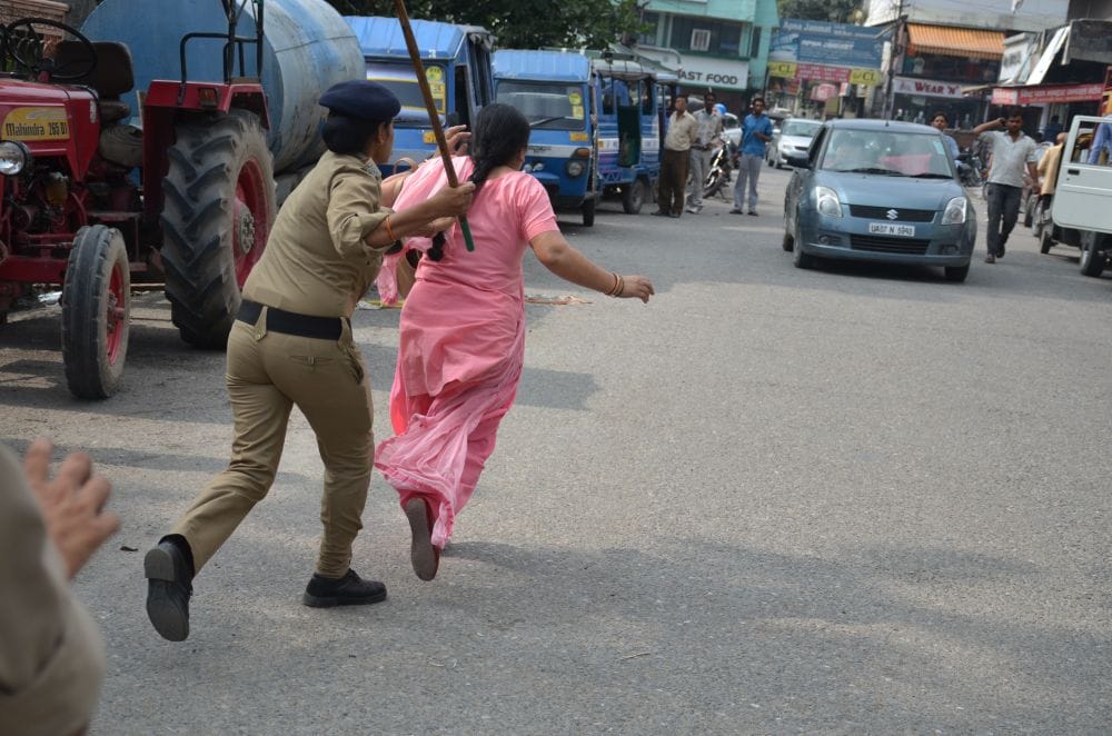 lathicharge on shiksha acharya