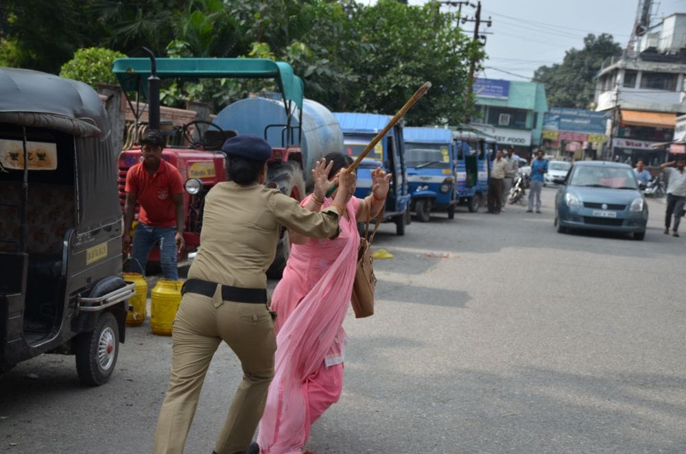 lathicharge on shiksha acharya