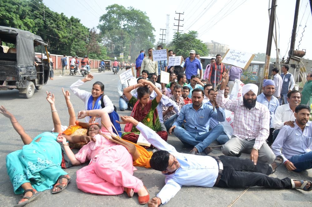 lathicharge on shiksha acharya