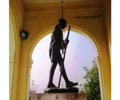 time spend by mahatma gandhi in Lucknow.