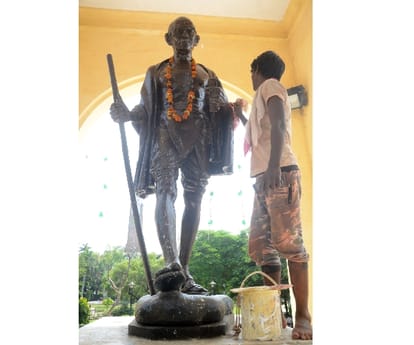 time spend by mahatma gandhi in Lucknow.
