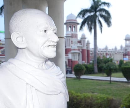 time spend by mahatma gandhi in Lucknow.