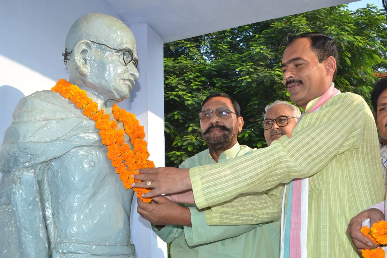 Money from Gandhi Jayanti Shastri enthusiasm, the children took the morning ferry  