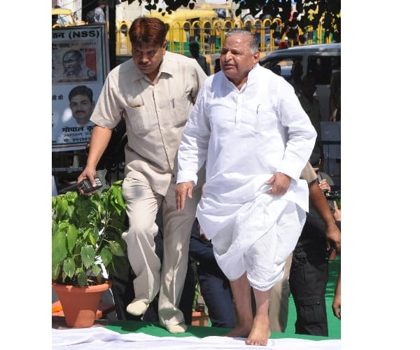 Mulayam singh yadav pays tribute to gandhi ji.