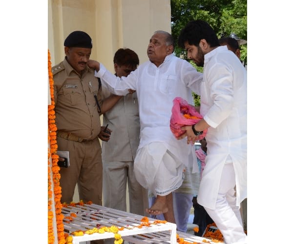 Mulayam singh yadav pays tribute to gandhi ji.