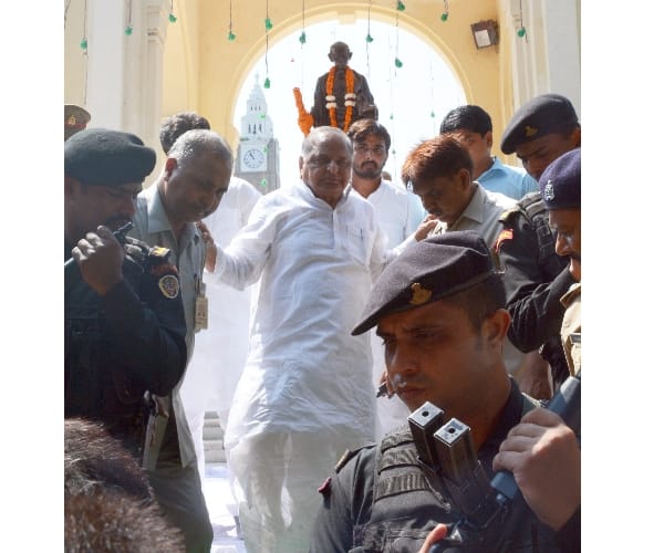 Mulayam singh yadav pays tribute to gandhi ji.