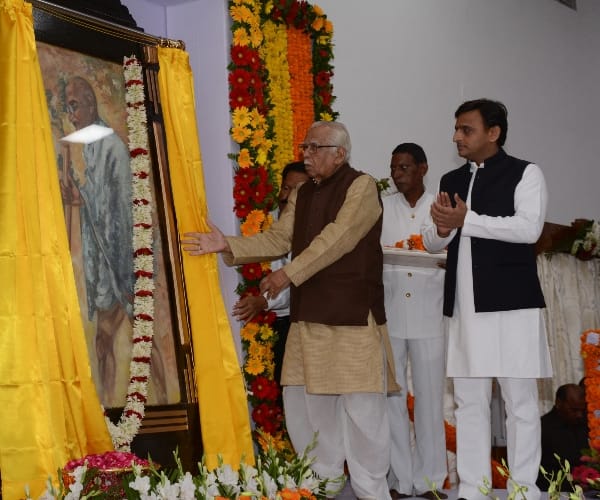Mulayam singh yadav pays tribute to gandhi ji.