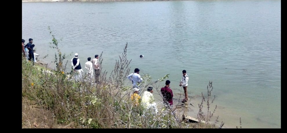 pickup fell in canal in sangrur of punjab, five people died including twom childrens