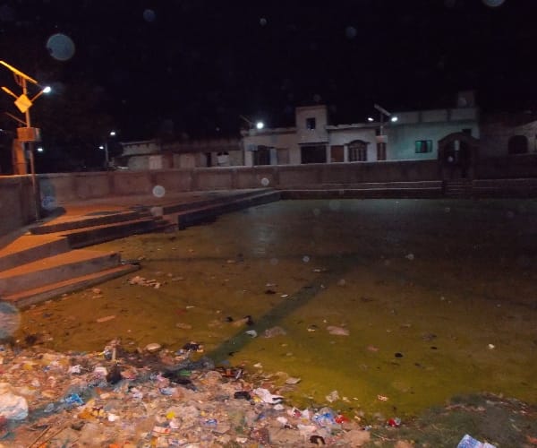 A child falls down into pond and died.