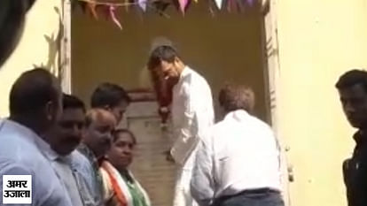 Rahul Gandhi pays tribute to Mahatma Gandhi at Firojabad