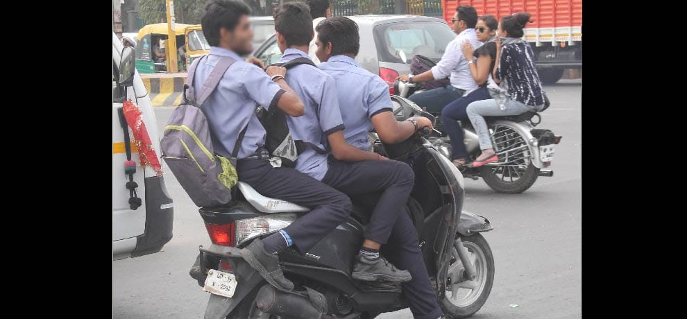 traffic rules are broken in noida by minors  