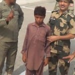 फिरोजपुर में बीएसएफ के जवान बच्चे को पाकिस्तानी रेंजरों के हवाले करते हुए