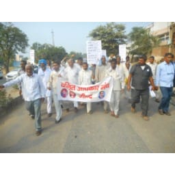 protest,police, accuse attesrting dimaand, jind