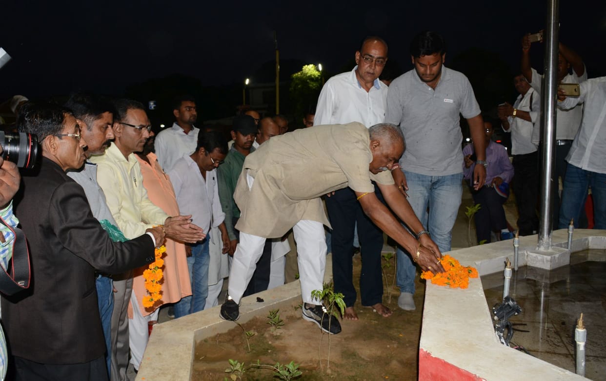MP climb on BAPU's statue without remove your shoes 