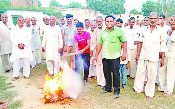 Chinese farmers have burnt effigies of administration