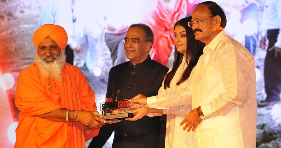 Sant Balbir Singh Seechewal got Sfaigiri Award