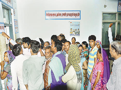 Scuffles between patients to see the doctor