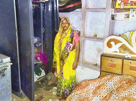 Women and children hostage, robbed jewelery