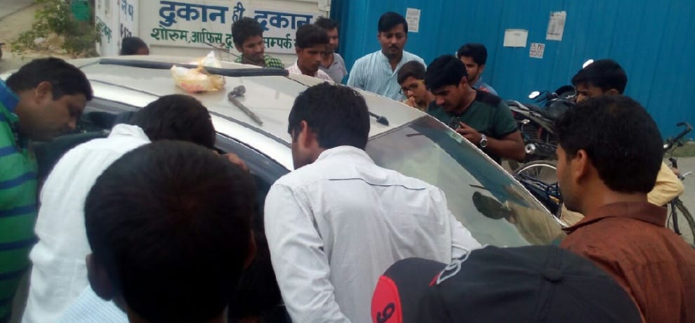 Innocent leave milk in the car was the father, the child inside the lock gate
