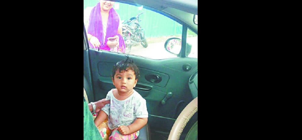 Innocent leave milk in the car was the father, the child inside the lock gate