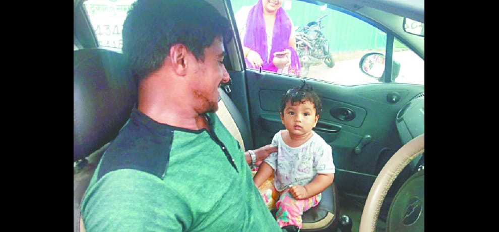 Innocent leave milk in the car was the father, the child inside the lock gate