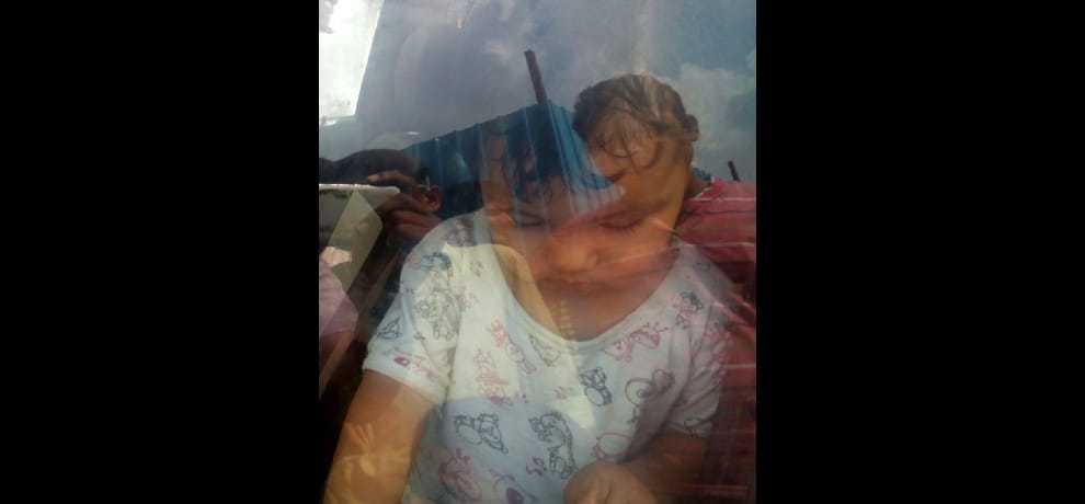 Innocent leave milk in the car was the father, the child inside the lock gate