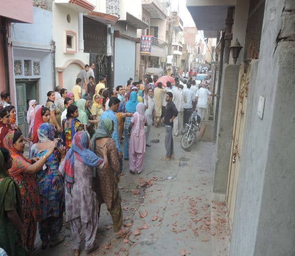 beauty parlour owner committed suicide due to husband, mother warning to kill herself