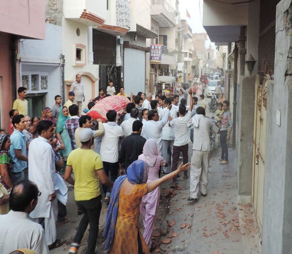beauty parlour owner saw husband on bed with lady and committed poisonic suicide
