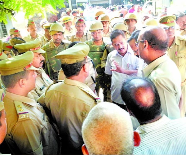 lawyers beat SI and policemen in raebareli.