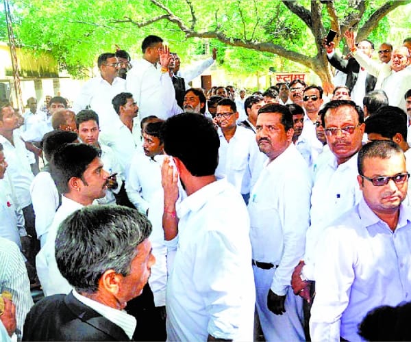 lawyers beat SI and policemen in raebareli.