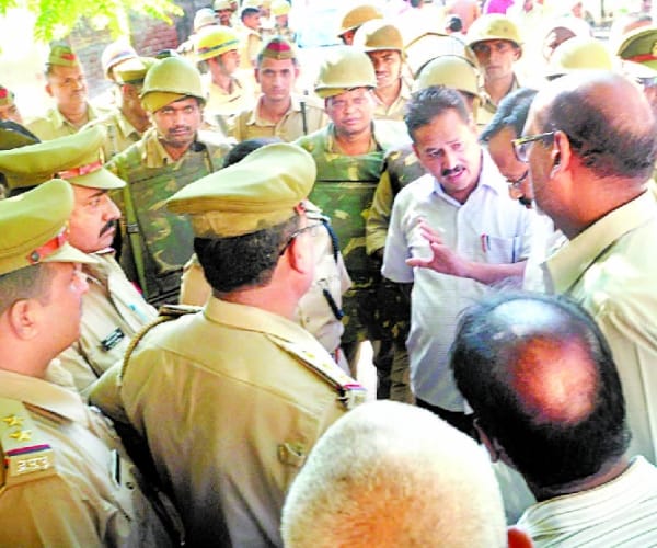 lawyers beat SI and policemen in raebareli.