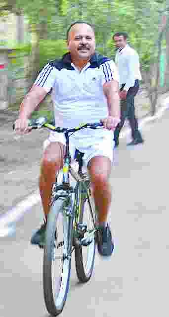 cycle track par kai jageh khaami