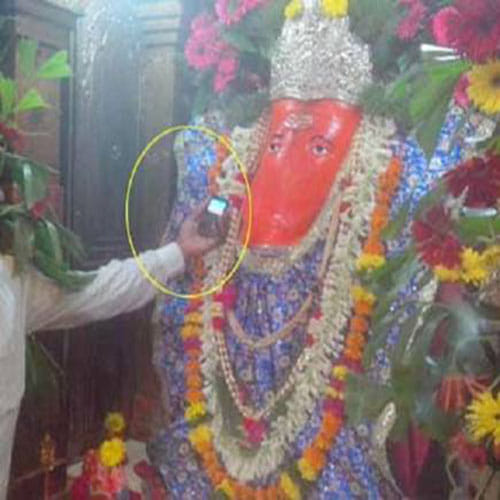 unique Ganesh temple where the devotees on the phone