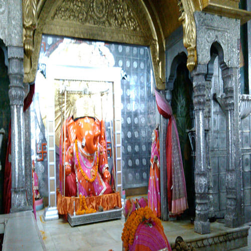unique Ganesh temple where the devotees on the phone